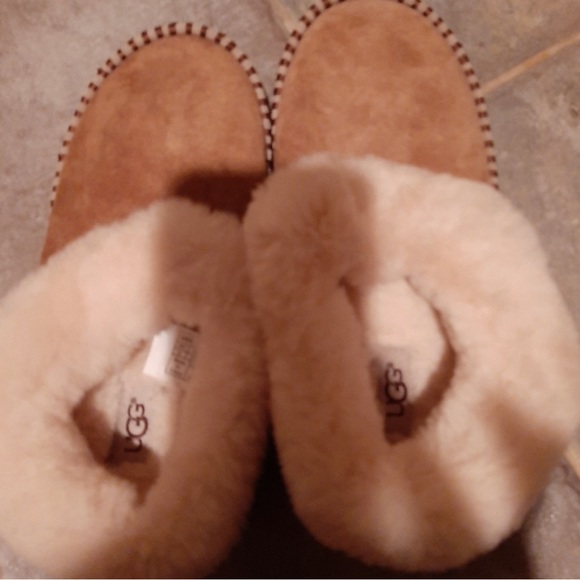 Ugg slippers new condition - Picture 2 of 4